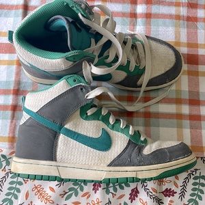 Vintage pair of Nike SB, Women’s 9, Green/Grey/white